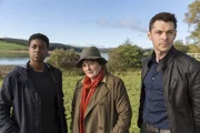 (v.l.n.r.) Jaqueline Williams (Ibinabo Jack); Vera Stanhope (Brenda Blethyn); Aiden Healy (Kenny Doughty)