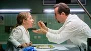 &bdquo;Lecker!&ldquo; &ndash; &bdquo;Lecker?&ldquo; &ndash; F&uuml;r Hobby-Gourmet-Koch Prof. Boerne (Jan Josef Liefers, re.) ist das saloppe Lob seiner Kochk&uuml;nste durch Assistentin Silke Haller (ChrisTine Urspruch, li.) eine Beleidigung.