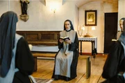 Von links: Schwester Klara (Constanze Becker) und Schwester Angela (Ulrike Willenbacher) mit Gesangsbuch beim Abendgebet mit Ihren Mitschwestern.