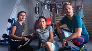 Suki (Alva M&uuml;llenberg, links), Anh (Ha My Anna Tran, Mitte) und Sportlehrer Hauser (Frederic Heidorn, rechts) schauen genervt zu Joshua.