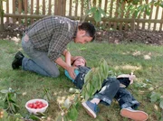 MDR Fernsehen IN ALLER FREUNDSCHAFT, FOLGE 88, 'Ein bisschen Gl&uuml;ck', am Dienstag (12.06.12) um 12:30 Uhr. Die kleine Lara (Maria K&uuml;hnel) ist vom Baum gest&uuml;rzt. Ihr Vater Thomas (Ren&eacute; Hofschneider) beugt sich besorgt &uuml;ber sie.