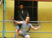 Kriminalkommissar Eschenbach (Matthias Bullach) stellt Westenhaus (Karl-Heinz von Liebezeit, vorne) vor, der wegen versuchten Mordes und Einbruch gesucht wird.