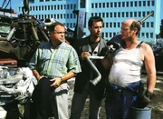 Stefan Kehler (Wolfgang Bathke, li.) und sein Kollege Mike Eschenbach (Matthias Bullach, Mi.) suchen einen Schrotth&auml;ndler (Wolfgang Finck) auf. Von ihm erhoffen sie sich Hinweise.