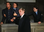 Die Gerichtsverhandlung des angeklagten Frank Neuhaus (Rainer Grenkowitz) l&auml;uft nicht ohne Zwischenf&auml;lle ab. Sein Anwalt Dr. Vogel (Horst Frank) versucht Ruhe in den Sitzungssaal zu bringen.