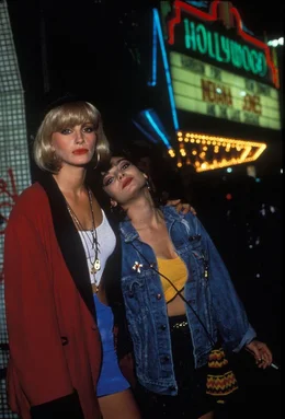 Vivian (Julia Roberts, l.) und ihre Freundin Kit (Laura San Giacomo, r.) verdienen ihr Geld auf dem Stra&szlig;enstrich und tr&auml;umen von einem besseren Leben. Eines Tages tut sich f&uuml;r den neuling Vivian eine ungeheure Chance auf, dem Leben auf der Strasse zu entkommen ...