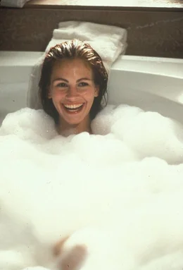 Vivian (Julia Roberts) ist &uuml;bergl&uuml;cklich: Dank eines spendablen Kunden residiert sie eine lange Woche in einem Luxushotel, darf sich schicke Klamotten kaufen, lernt die Sch&ouml;nen und Reichen kennen und findet liebenswerte neue Freunde. Doch dann verliebt sie sich in ihren Auftraggeber ...