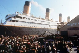 1912: In Southampton, England geht die Titanic auf ihre Jungfernfahrt in Richtung New York. Zu den Passagieren geh&ouml;ren neben der aus der gehobenen Gesellschaftsschicht stammenden Rose DeWitt Bukater auch Jack Dawson und sein Freund Fabrizio, die dritter Klasse reisen. Auf dieser Fahrt wird sich das Schicksal von Rose und Jack untrennbar miteinander verbinden ...