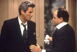 Trotz aller Anfeindungen von Edwards Anwalt Philip Stuckey (Jason Alexander, r.) genie&szlig;en Vivian und Edward (Richard Gere, l.) ihre gemeinsame Zeit miteinander ...