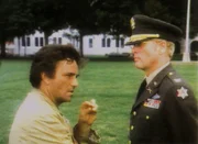 Lt. Columbo (Peter Falk) h&auml;lt Colonel Rumford (Patrick McGoohan, re.) mit seinen Ermittlungen auf dem neuesten Stand. Rumford scheint nicht sonderlich beeindruckt...