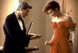 Der Spekulant Edward Lewis (Richard Gere, l.) stolpert bei einer Gesch&auml;ftsreise in Los Angeles &uuml;ber die naive Prostituierte Vivian (Julia Roberts, r.) und heuert sie f&uuml;r eine Woche als Begleitung an. Eine Abenteuer beginnt ...