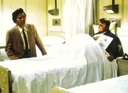 Lt. Columbo (Peter Falk, li.) besucht den angeblich schwerkranken Hayden Danziger (Robert Vaughn) w&auml;hrend der Kreuzfahrt. Danziger hatte eine Aff&auml;re mit der ermordeten Bords&auml;ngerin Rosanna Welles.
