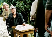 Ein achter Zwerg kommt f&uuml;r Bubi (Otto Waalkes, l.) und Brummboss (Heinz Hoenig) nicht in Frage.  +++ Die Verwendung des sendungsbezogenen Materials ist nur mit dem Hinweis und Verlinkung auf RTL+ gestattet. +++