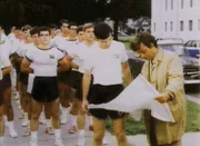 Lt. Columbo (Peter Falk, re.) l&auml;&szlig;t sich von einem Kadetten (Darsteller unbekannt) auf einer Karte das Gel&auml;nde der Akademie erkl&auml;ren.