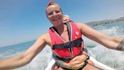 Nana und Beate (hinten) beim rasanten Ritt &uuml;ber die Wellen mit einem Jetski