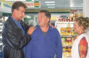 Horst (Frank Vockroth, l.) hat sich entschlossen, mit seinem alten Kumpel Carsten (Veit Stübner) Klartext zu reden. Rita (Gaby Köster) ist sichtlich erleichtert. Horst (Frank Vockroth, l.) hat sich entschlossen, mit seinem alten Kumpel Carsten (Veit Stübner) Klartext zu reden. Rita (Gaby Köster) ist sichtlich erleichtert.