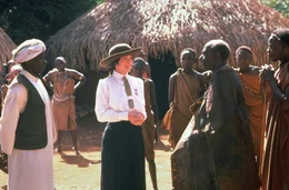 Farah (Malick Bowens, l.) und Kinanjuj (Stephen Kinyanjui, r.) bedanken sich bei Karen Blixen (Meryl Streep, M.) f&uuml;r ihre Hilfe.