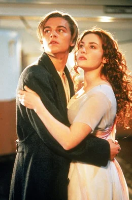 Rose DeWitt Bukater (Kate Winslet, r.), eine 17j&auml;hrige Amerikanerin vom Oberdeck, die unter den strengen Regeln und Erwartungen der hohen Gesellschaft leidet, verliebt sich in einen Passagier des Zwischendecks, den jungen, frei gesinnten Jack Dawson (Leonardo DiCaprio, l.).