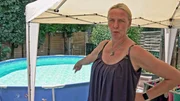 Katrin will f&uuml;r den Pool die Pumpe noch anschlie&szlig;en.