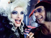 Die b&ouml;se K&ouml;nigin (Nina Hagen) l&auml;sst sich von ihrem Hofnarren (Atze Schr&ouml;der) unterhalten.  +++ Die Verwendung des sendungsbezogenen Materials ist nur mit dem Hinweis und Verlinkung auf RTL+ gestattet. +++