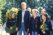 Die Trauergemeinde um Horst erweist seinem toten Bundeswehrkumpel die letzte Ehre. (v.li.: Dustin Semmelrogge, Frank Vockroth, Matthias Komm, Gaby K&ouml;ster, Georg Alfred Wittner, Franziska Traub)