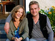 Noch herrscht eitel Sonnenschein zwischen Gastwirt Toni Brunner (Sebastian Bezzel) und seiner Frau Leonie (Julia Eder), die nicht ahnt, dass ihr Gatte sie betrogen hat.