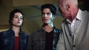 Allison (Crystal Reed) und Scott (Tyler Posey, Mitte) werden von Gerard (Michael Hogan) &uuml;ber die damaligen Ereignisse mit den Alphas aufgekl&auml;rt.