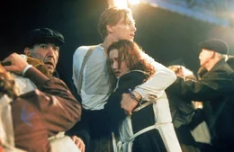 Auf der Jungfernfahrt der Titanic lernen sich die, aus verschiedenen Klassen stammenden jungen Leute Rose (Kate Winslet, r.) und Jack (Leonardo DiCaprio, M.) kennen. Als die Titanic dann einen riesigen Eisberg rammt, f&uuml;llt sich der Luxusliner rasend schnell mit Wasser und beginnt zu sinken. Nun beginnt auch f&uuml;r Jack und Rose ein verzweifelter Kampf ums &Uuml;berleben ...
