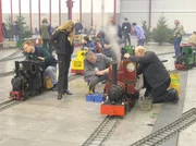 Beim Fertigmachen zur Hallenrunde. Beim Fertigmachen zur Hallenrunde.