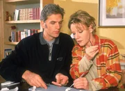 Schmidt (Walter Sittler) &uuml;bt mit Nikola (Mariele Millowitsch) Pr&auml;zisionsn&auml;hte an Speckm&auml;usen.