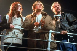Regisseur James Cameron (r.) mit Kate Winslet (l.) und Leonardo DiCaprio (M.) auf dem sinkendem Schiff  ...