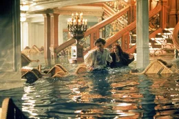 W&auml;hrend die Titanic sinkt, wird Jack (Leonardo DiCaprio, l.) des Diebstahls bezichtigt und unter Arrest gestellt. Rose (Kate Winslet, r.) sagt sich derweil von ihrer Mutter los und macht sich auf die Suche nach ihm. Als sie ihn endlich findet, beginnt ein gemeinsamer Kampf ums &Uuml;berleben ...