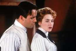 Die 17-j&auml;hrige Rose DeWitt Bukater (Kate Winslet, r.) soll in Amerika auf Dr&auml;ngen ihrer Mutter eine Zweckehe mit Cal (Billy Zane, l.) eingehen, um ihren Lebensstandard halten zu k&ouml;nnen und das Ansehen, der in finanzielle Schwierigkeiten geratenen Familie zu retten. Wird Rose stark genug sein, um diese B&uuml;rde zu tragen?