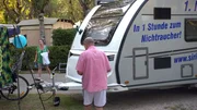 Auch Peter und Angelika machen wieder Urlaub auf dem Marina di Venezia. Sie haben einen neun Meter langen und neuen Wohnwagen. Die Anreise gestaltet sich schwieriger als erwartet.