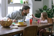 Dr. Max Goodwin (Ryan Eggold) und Luna (Nora und Opal Clow) +++ Die Verwendung des sendungsbezogenen Materials ist nur mit dem Hinweis und Verlinkung auf RTL+ gestattet.