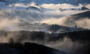 Letzte morgendliche Nebelschwaden l&ouml;sen sich &uuml;ber dem Mostviertel auf.