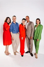 V.l.: Sarah Victoria Schalow (Hanna Kern), Marc Dumitru (Kilian Reichenbach), Tatjana Clasing (Simone Steinkamp), Silvan-Pierre Leirich (Richard Steinkamp), Julia Wiedemann (Lucie Ziegler) V.l.: Sarah Victoria Schalow (Hanna Kern), Marc Dumitru (Kilian Reichenbach), Tatjana Clasing (Simone Steinkamp), Silvan-Pierre Leirich (Richard Steinkamp), Julia Wiedemann (Lucie Ziegler)