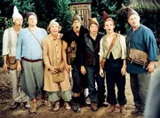 Als eines Tages das rassige Schneewittchen auftaucht, w&uuml;rfelt das die tr&auml;ge Zwergenrunde (v.l.: Martin Schneider als Speedy, Markus Majowski als Cookie, Otto Waalkes als Bubi, Mirco Nontschew als Tschakko, Boris Aljinovic als Cloudy, Ralf Schmitz als Sunny, Heinz Hoenig als Brummboss) ganz sch&ouml;n durcheinander und bringt unverhofft Leben in die Bude.  +++ Die Verwendung des sendungsbezogenen Materials ist nur mit dem Hinweis und Verlinkung auf RTL+ gestattet. +++