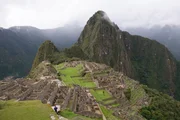 Geheimnisvolle Inkastadt: die Ruinen von Machu Picchu im Hochland von Peru