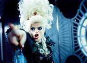 Als die b&ouml;se K&ouml;nigin (Nina Hagen) erf&auml;hrt, dass nicht sie, sondern Schneewittchen die Sch&ouml;nste im ganzen Land ist, befiehlt sie dem J&auml;ger, die Rivalin zu t&ouml;ten...  +++ Die Verwendung des sendungsbezogenen Materials ist nur mit dem Hinweis und Verlinkung auf RTL+ gestattet. +++