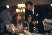 Welche Gabel, welcher L&ouml;ffel? Vivian (Julia Roberts, l.), die Prostituierte aus einfachsten Verh&auml;ltnissen, findet Hilfe beim netten Hotelmanager (Hector Elizondo, r.), der schon bald erkennt, dass in Vivian trotz ihres Vorlebens ein ausgesprochen bescheidenes, naives und intelligentes M&auml;dchen steckt ...