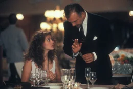 Welche Gabel, welcher L&ouml;ffel? Vivian (Julia Roberts, l.), die Prostituierte aus einfachsten Verh&auml;ltnissen, findet Hilfe beim netten Hotelmanager (Hector Elizondo, r.), der schon bald erkennt, dass in Vivian trotz ihres Vorlebens ein ausgesprochen bescheidenes, naives und intelligentes M&auml;dchen steckt ...