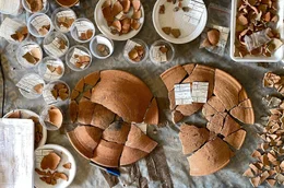Die Grabkammern der Nekropole in Byblos sind intakt und ungepl&uuml;ndert: Die Gebeine und Gegenst&auml;nde der Toten deuten darauf hin, dass sie einst zur Oberschicht von Byblos geh&ouml;rten.