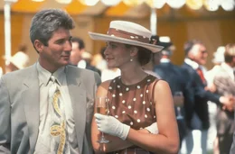Schon bald muss Edward Lewis (Richard Gere, l.) erkennen, dass seine Begleiterin Vivian (Julia Roberts, r.) die Herzen aller &ouml;ffnet. Doch dann gesteht er seinem besten Freund, dass die junge Frau eine Prostituierte ist, die er auf der Strasse aufgegabelt hat ...