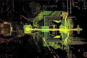 Der Tunnel f&uuml;hrt direkt unter die "Pyramide der Gefiederten Schlange". GPS-Messungen ergaben, dass sich der Mittelpunkt der Endkammer exakt unter dem der Pyramide befindet.