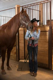 Amy (Amber Marshall) ist unerlaubt in einen Stall eingedrungen und droht entdeckt zu werden.