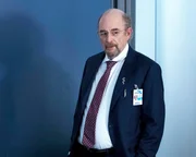 Dr. Aaron Glassman (Richard Schiff)