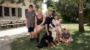 Mechthild und Markus Kn&ouml;sel gemeinsam mit ihren Kindern und Hund auf dem Hofgut Rengoldshausen.