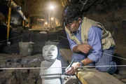 Das Team findet insgesamt vier steinerne Figuren in der kreuzf&ouml;rmigen Endkammer. Sie k&ouml;nnten die Urahnen der Teotihuac&aacute;nos darstellen und als W&auml;chter gedient haben.
