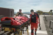 Rettungshubschrauber Christoph 22 auf dem Dach der Uniklinik Ulm. Ein Mitarbeiter des Brandschutzes begleitet Notarzt Dr. Björn Hossfeld beim Transport eines Patienten. Rettungshubschrauber Christoph 22 auf dem Dach der Uniklinik Ulm. Ein Mitarbeiter des Brandschutzes begleitet Notarzt Dr. Björn Hossfeld beim Transport eines Patienten.
