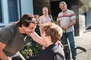 Als Kathi (Mandy Neidig) Manuel (Daniel Sellier, l.) abweisen will, kommt es zum emotionalen Wiedersehen zwischen Kai (Alexander Vukomanovic) und seinem Vater. Bernd (Mario Pokatzky, r.)